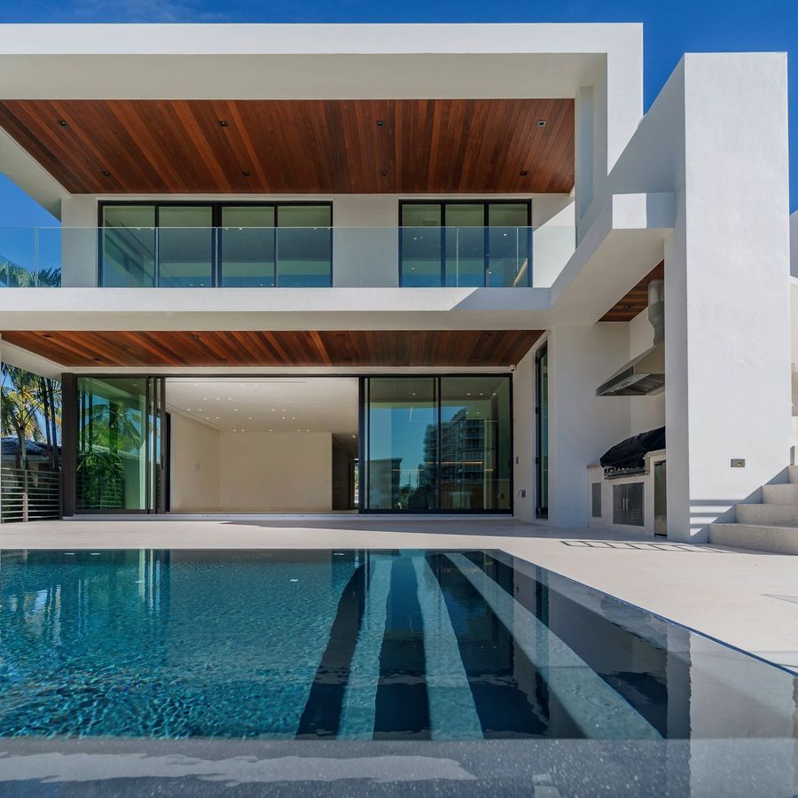 Modern villa with pool, private and safe